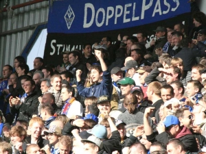 DoppelPass – Stimmung statt Rassismus – unter unserem Banner auf der Otto-Siffling-Tribüne im Carl-Benz-Stadion.