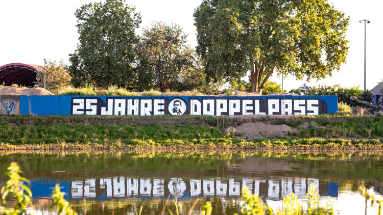 „25 Jahre DppelPass“-Mural
