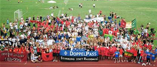 Gruppenfoto zum Abschied: alle Teams der "Mondiali Antirazzisti" 2002
