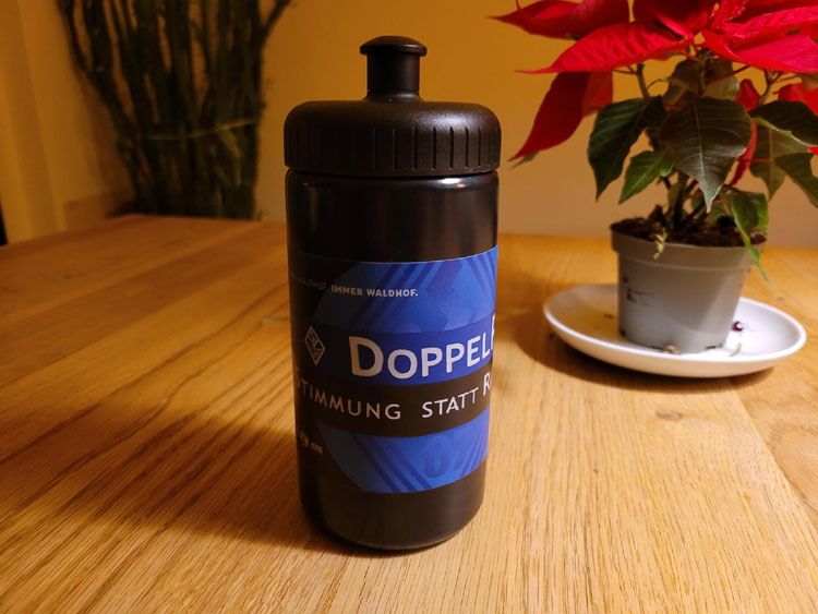 DoppelPass sponsert Trinkflaschen für die Waldhof-Jugend